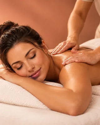 Cliente recebendo massagem relaxante; imagem ilustrativa