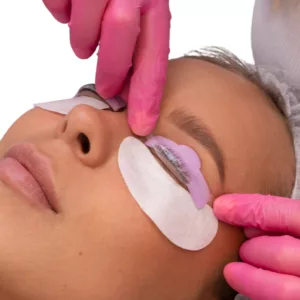 Profissional aplicando o Lash Lifting em cliente com proteção para os olhos