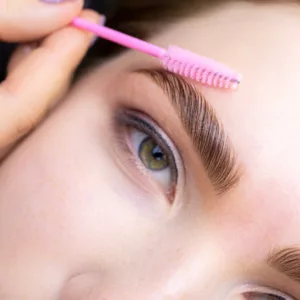 Close em sobrancelha penteada com escovinha rosa após Brow Lamination